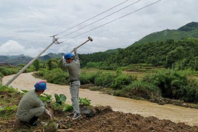 通山供電公司緊急搶修受災(zāi)電桿