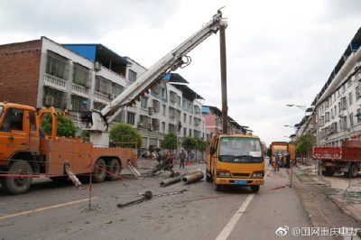 4月9日萬州供電公司全力搶修風災(zāi)受損線路