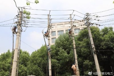 武漢供電公司登上桿頭辦理“入地”手續(xù)