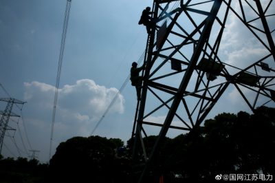 國內(nèi)800千伏輸電線路首次安裝智能巡檢機器人