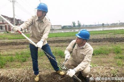 高郵供電員工走田頭保農(nóng)灌用電無(wú)憂