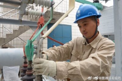 35千伏泰寧變電站電容器進(jìn)行防腐處理