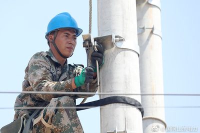 成武供電公司高溫架設線路 安裝變壓器