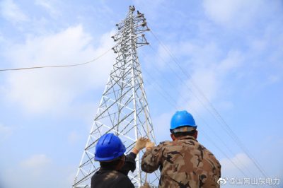 曹縣供電公司對35千伏蘇集站線路部分進行作業(yè)