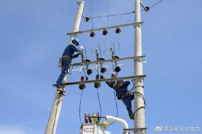 唐縣供電公司為獨(dú)羊崗村新裝變壓器