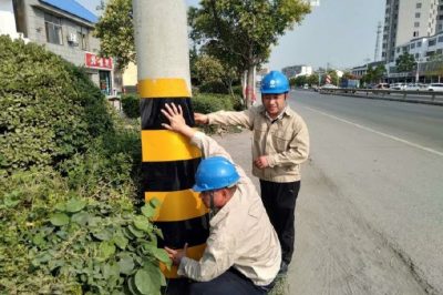 沛縣供電公司對路旁電桿加裝反光防護貼