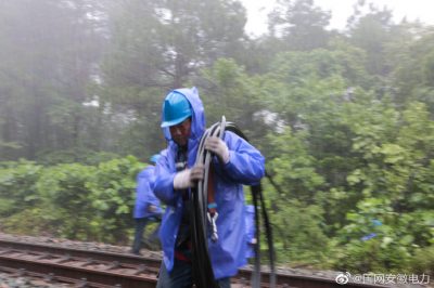 黃山供電公司冒雨拆除跨越鐵路導線