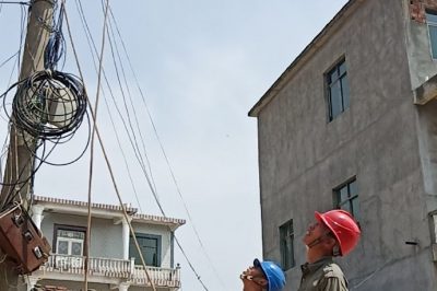 鄱陽縣供電公司冒著酷暑進行低電壓整治