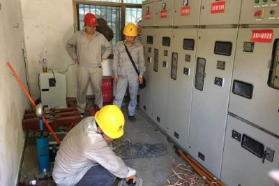 衡東縣供電公司配電運檢班對恒盛花園屏柜進行打壓試驗