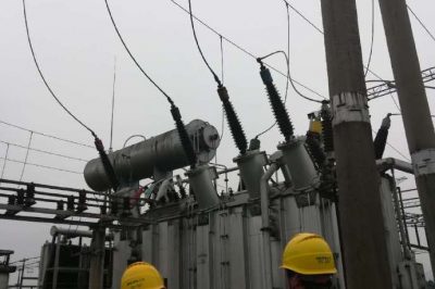 變電運維人員緊急消缺220kV平溪變電站斷路器B相壓力低