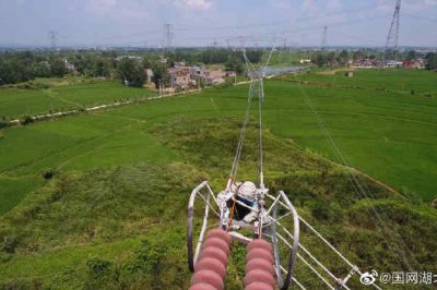 帶電作業(yè)檢修輸電線路，處理導線引流板發(fā)熱問題