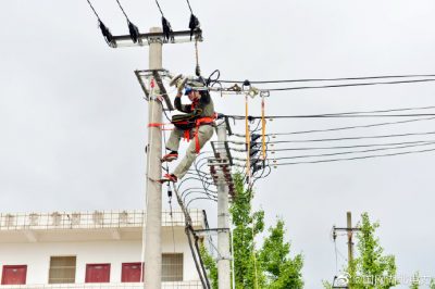 在烈日下登桿作業(yè)，更換10千伏線路懸式絕緣子