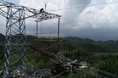 三峽電力外送線路作業(yè)人員在30多米的高空借助絕緣軟梯進行修復作業(yè)