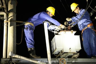 搶修人員現(xiàn)場更換被雷擊變壓器恢復供電