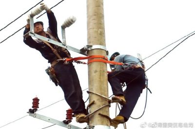 盱眙縣供電公司架設排澇站配電臺架、安裝配電變壓器