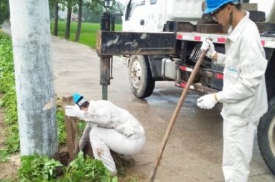 胡寨供電所對10KV105線路101、102#被暴雨沖斜的電桿進行扶正