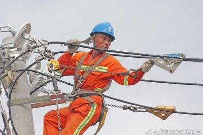 東臺市供電公司為溱東鎮(zhèn)開莊村小微企業(yè)改造供電線路