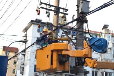 揚州供電公司高溫天氣下不停電安裝TTU