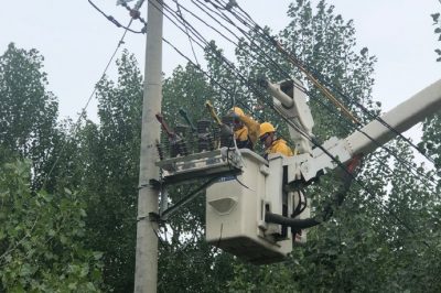 兩小時(shí)完成10千伏雪山三線29號(hào)桿真空斷路器帶電安裝作業(yè)