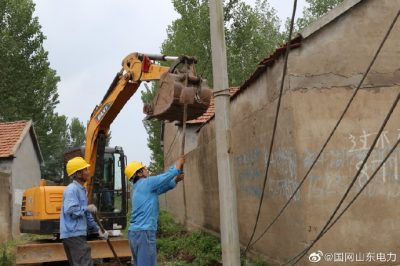 10千伏喬莊支線更換6號7號2根老舊線桿，解除用電安全隱患