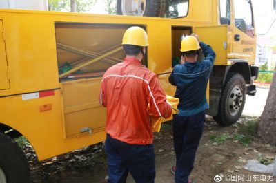 帶電作業(yè)在10千伏單廟線安裝分界開關(guān)，提升供電可靠性