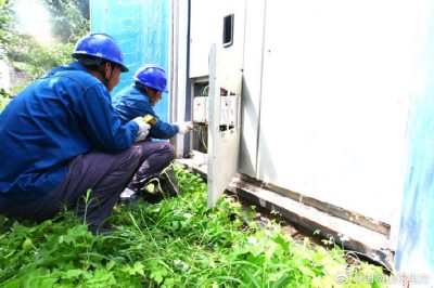 對(duì)韓家洼村的箱變、配電箱、下戶線及家庭用電開展檢查診治