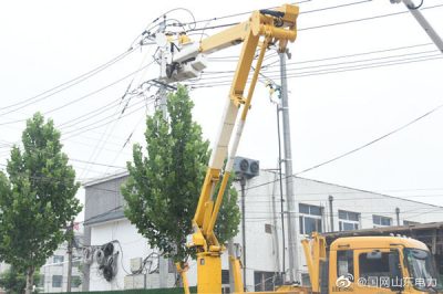 寧津縣供電公司在10千伏城西線30號桿處新增200千伏安變壓器進(jìn)行帶電接火