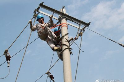 頭頂炎炎烈日對10千伏線路進行改造，保障客戶用電