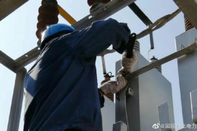 磁縣供電公司員工在35千伏辛莊營變電站更換電容器