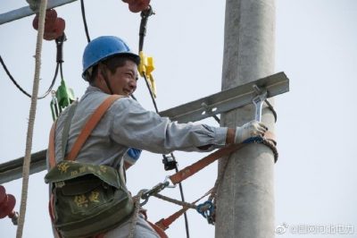 衡水市冀州區(qū)供電公司為門莊鄉(xiāng)丁家莊村進(jìn)行配變增容