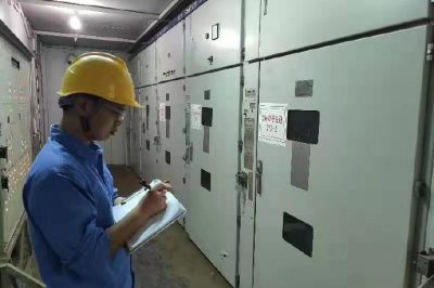 贊皇縣供電公司對變電站設備進行巡視測試