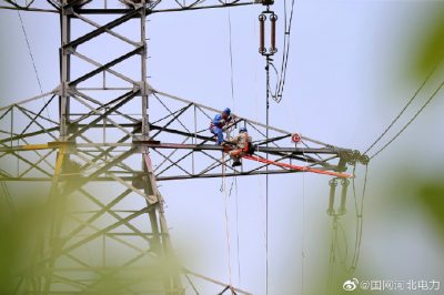 石家莊供電公司帶電作業(yè)成功消除220千伏輸電線路重大隱患