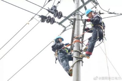 國網(wǎng)龍泉市供電公司：冒雨對10千伏城西線支線1號桿安裝分支開關(guān)，搶修送電