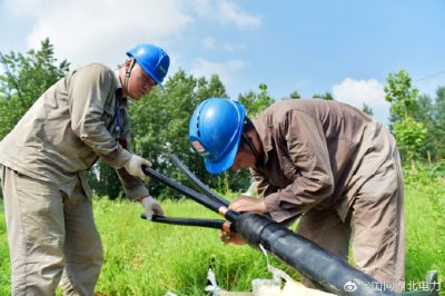 老河口市供電公司在老河口市孟樓鎮(zhèn)楊崗村2組電力線路進行升級改造