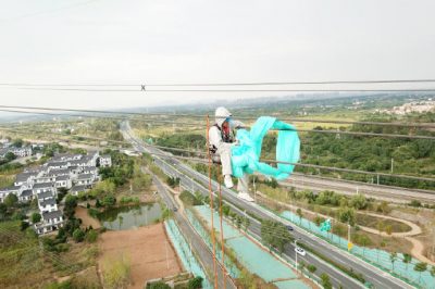 湖北檢修公司帶電作業(yè)去除纏繞在導線間的塑料薄膜