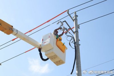 建湖縣供電公司組織員工開展帶電作業(yè)現(xiàn)場實訓