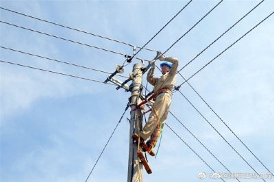 珠江供電所安裝配電柜、施放8米長(zhǎng)電纜