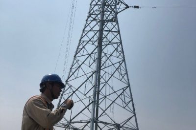 姜堰區(qū)供電公司在源怡生物質發(fā)電廠35千伏新建線路登桿架線