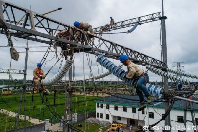 泰州供電公司在220千伏黃橋變電站更換絕緣子串