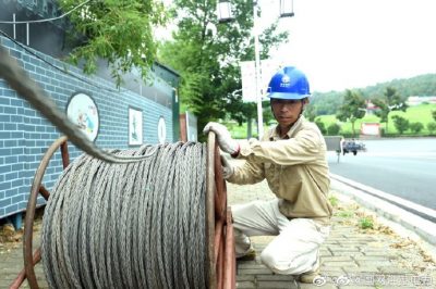 盱眙縣供電公司組織施工人員為盱眙縣五墩小學(xué)新校區(qū)鋪設(shè)電纜