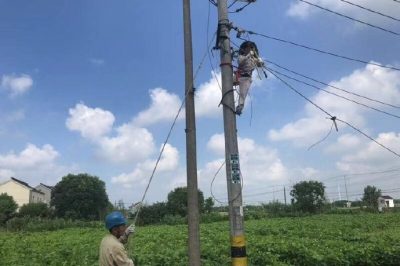 松陵供電所在新營1號變拆除存在安全隱患的廢舊線路