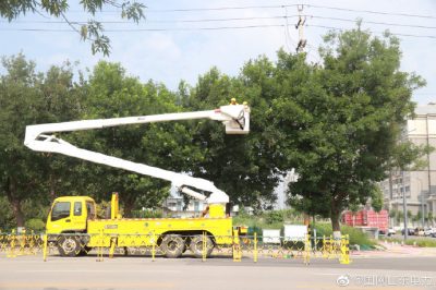 東阿縣供電公司帶電作業(yè)班人員對(duì)10千伏城北線進(jìn)行帶電接火