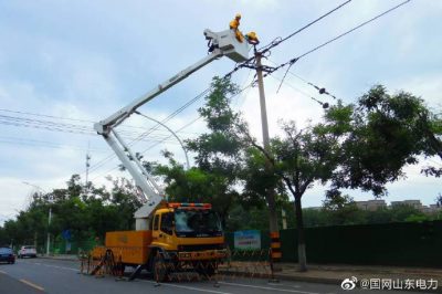 淄博供電公司在10千伏永勝線12號桿帶電T接電纜