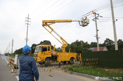 樂縣供電公司冒高溫對(duì)10千伏朱劉鎮(zhèn)線帶電接引流線