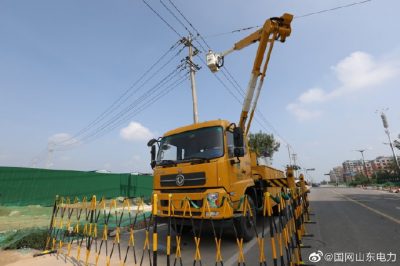 武城縣供電公司10千伏老城北線帶電作業(yè)更換占位器并消除過(guò)熱隱患