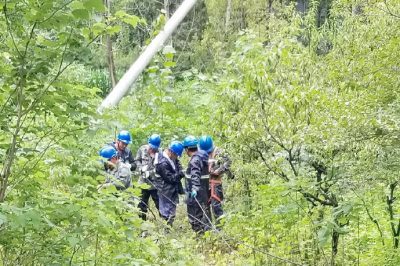 棗莊高新區(qū)黑峪村東配電室低壓北支線6號桿進(jìn)行雨中搶修