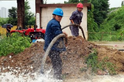 新泰市供電公司對坍塌地段供電線路轉(zhuǎn)移居民用電負荷