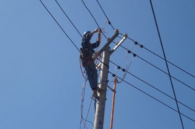 沂源縣供電公司在下柳溝臺區(qū)進行線路改遷