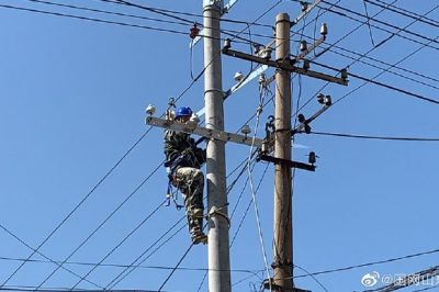 龍口市供電公司不懼高溫組裝臺架金具