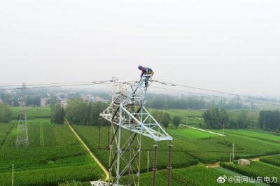 220千伏棗奚雙線30余米鐵塔上成功消除7處光纜接地引下線脫落缺陷